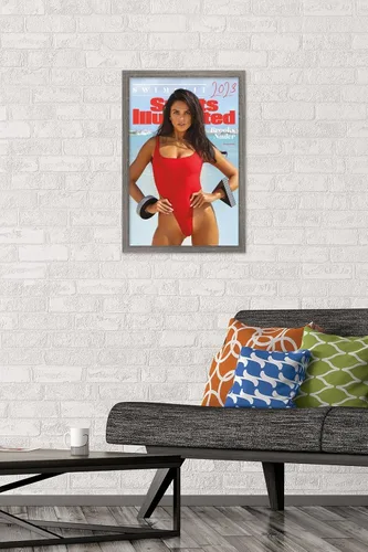 Vista 2 de Trends International Sports Illustrated: Swimsuit Edition - Books Nader Cover 23 Póster de pared, 22.4 pulgadas de largo x 14.7 W, versión enmarcada