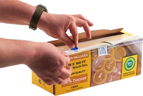 Vista 2 de Rollo de bolsas selladoras al vacío Mega Roll y caja cortadora de 6 pulgadas x 100 pies (no más tijeras) 4 mil 100 pies OutOfAir, 33% más gruesas