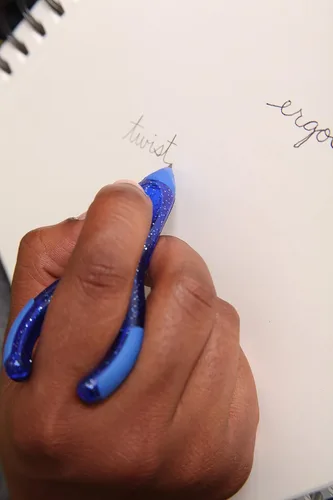 Vista 3 de PenAgain Twist 'N Write, set de 4 plumas de colores variados.