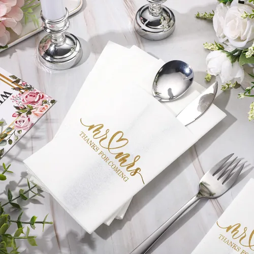 Vista 4 de Panelee 100 servilletas de boda con bolsillo integrado para cubiertos de Mr and Mrs personalizadas, sensación de lino, suministros de cena Dorado