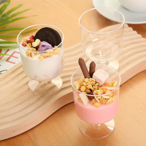 Vista 5 de Paquete de 100 tazas de postre de plástico transparente con cucharas, tazas de mousse de 2 onzas, tazas de parfait transparentes, tazas de postre