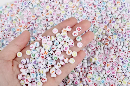 Vista 3 de XIANNVXI 3500 cuentas de letras blancas para pulseras, cuentas acrílicas coloridas para hacer joyas (cuentas blancas y mixtas)