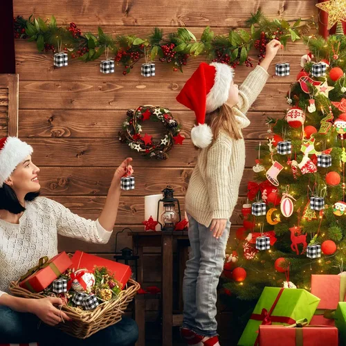 Vista 5 de Chivao 24 piezas de adornos para árbol de Navidad, mini regalos para manualidades, adornos en miniatura con cuadros de búfalo, adornos colgantes