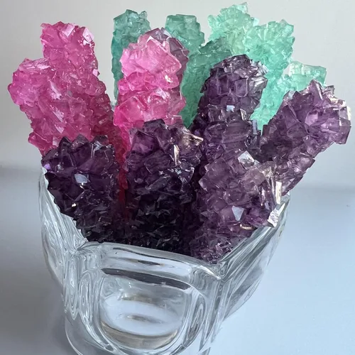 Vista 15 de Palitos clásicos de caramelo de roca, caramelos de roca de azúcar en cristal, envueltos individualmente (Paquete de 12, Niña bebé