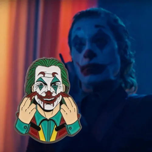 Vista 6 de HOLLP Payaso Joker Broche de solapa Horror Chucky Cara Stephen Kings Fans Regalo de Halloween