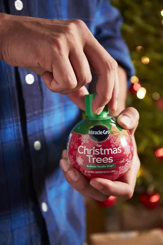 Vista 4 de Miracle-Gro para árboles de Navidad, alimento vegetal, hidrata los árboles y mantiene los árboles de Navidad verdes durante toda la temporada