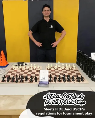 Vista 3 de Juego de ajedrez de torneo de mejor valor: piezas de ajedrez rellenas y tablero de ajedrez de vinilo negro enrollable