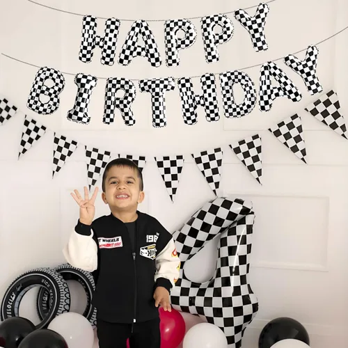 Vista 4 de Decoraciones de fiesta de cumpleaños de coche de carreras, pancarta de globos de feliz cumpleaños a cuadros en blanco y negro