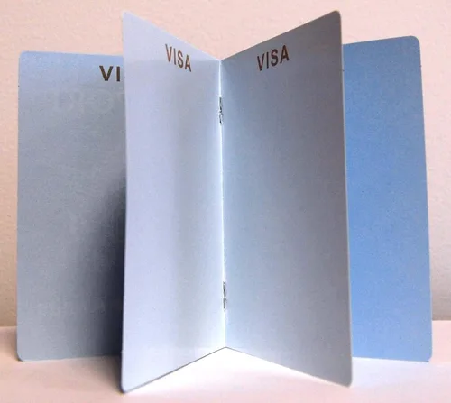 Vista 3 de Beistle Juego de 8 pasaportes alrededor del mundo, recuerdos de fiesta de viaje de aventura global, fabricados en Estados Unidos desde 1900