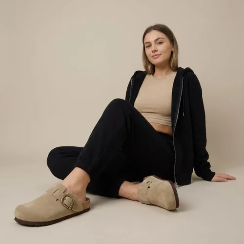 Vista 6 de CUSHIONAIRE Hamlet Zuecos de gamuza de cuero genuino para mujer, zapatos sin cordones con correa de hebilla de metal detallada y plantilla de espuma