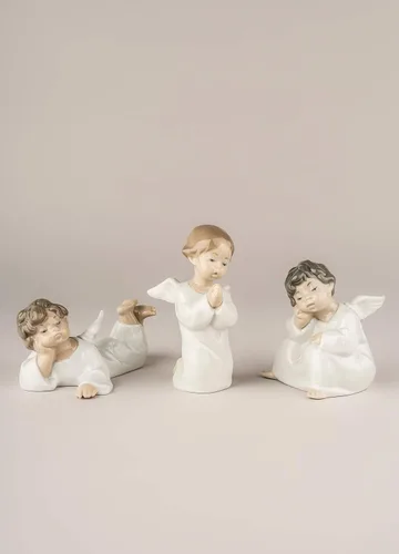 Vista 2 de LLADRÓ Figura de ángel acostado. Figura de ángel de porcelana.