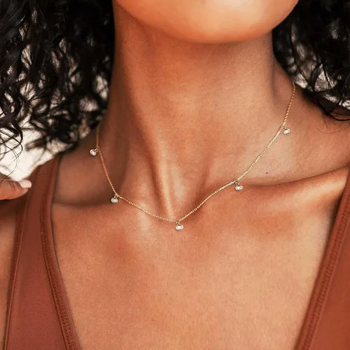 Vista 4 de KELAIEN Delicado collar de gargantilla de oro para mujer, chapado en oro de 14 quilates, cadena de satélite en capas, para adolescentes, perlas