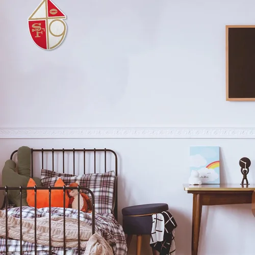 Vista 4 de Rico Industries Banderín de fútbol americano de la NFL con corte retro, decoración del hogar y la sala de estar, fieltro suave EZ para colgar