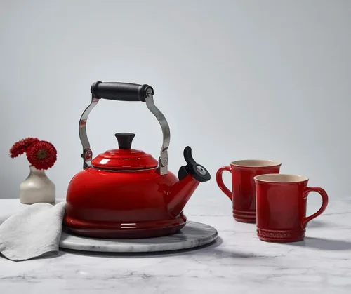 Vista 5 de Le Creuset Tetera silbante de acero esmaltado, 1.7 cuartos de galón, color cereza