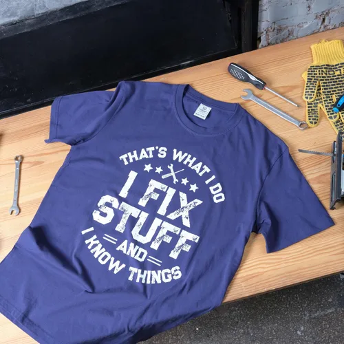 Vista 4 de Camiseta divertida con texto en inglés "I fix Stuff" para hombre