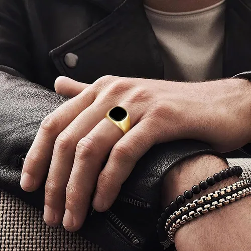 Vista 4 de TRUMIUM Anillos de sello chapados en oro de 18 quilates para hombres y mujeres, con incrustaciones de ónix negro, anillos de boda de oro plateado