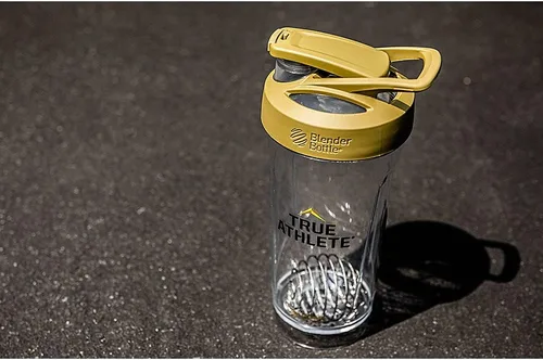 Vista 7 de True Athlete Strada Tritan - Vaso agitador con bola batidora de alambre, color dorado (28 onzas líquidas)
