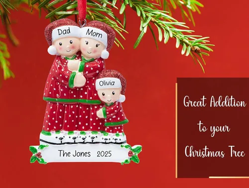 Vista 5 de Adorno de Navidad personalizado de PJ Family of 3 2025 Decoración familiar de pijamas para árbol de Navidad – Recuerdo personalizado único