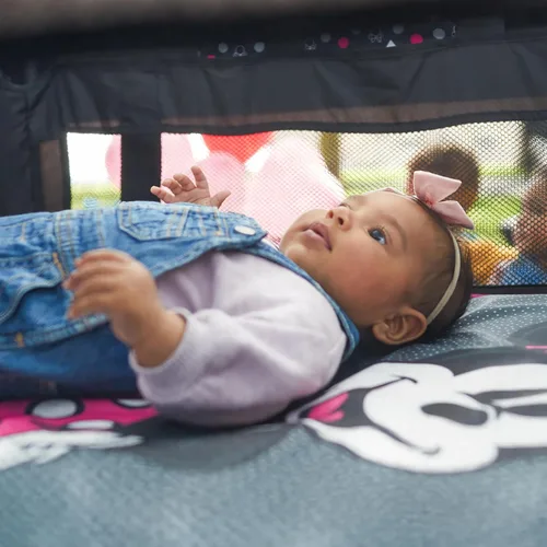 Vista 11 de Disney Baby® 3D Ultra Play Yard con moisés y bolsa de almacenamiento, Peeking Mickey