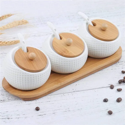 Vista 6 de Recipiente de especias de porcelana para condimentos con tapas, soporte de tapa de bambú, cuchara de servir de cerámica, bandeja de madera, la mejor