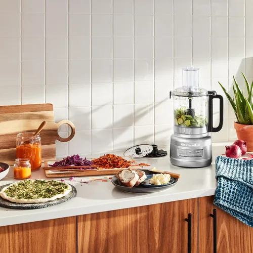 Vista 7 de KitchenAid 9-Cup Food Processor - KFP0921, Contour Silver Diseño multiusos de cuatro cuchillas, solución de almacenamiento todo en uno, cuenco