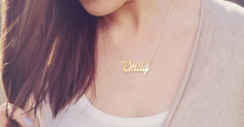 Vista 2 de JEWLR - Collar con nombre personalizado de 14 quilates con fuente floreciente