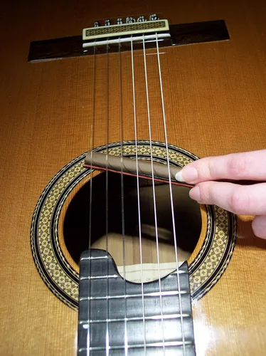 Vista 2 de Rosette TremoloMute - Herramienta de práctica para guitarra clásica Tremolo-Rasqueado