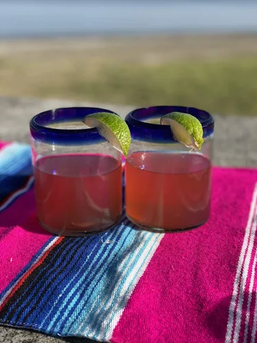 Vista 6 de Vasos de beber mexicanos soplados a mano - Juego de 6 vasos tipo tumbler con bordes azul cobalto (10 oz cada uno)