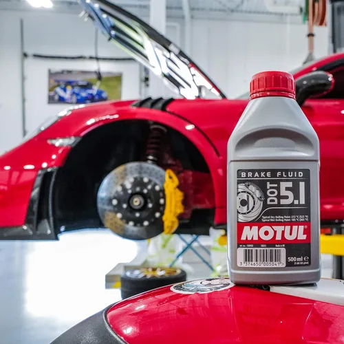 Vista 2 de Motul DOT 5.1 Líquido de Frenos Sintético - Fórmula sin Base de Silicona, Botella de 500ml (100951)