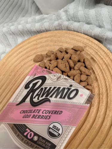 Vista 5 de Rawmio Bayas de Goji cubiertas de chocolate, orgánicas, crudas, veganas, 70% chocolate negro, 2 onzas.