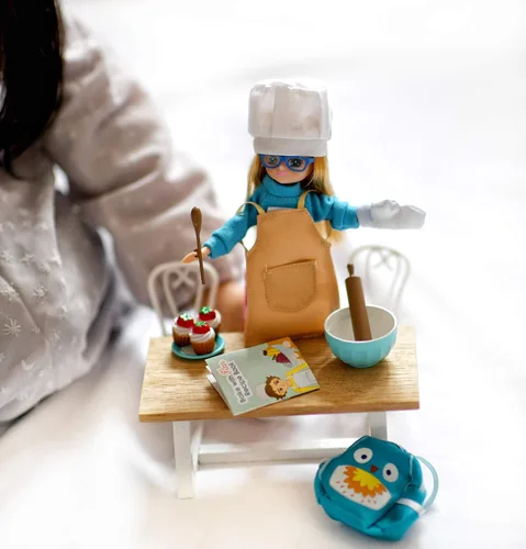 Vista 6 de Lottie Juego de ropa de muñeca Cake Bake con accesorios para jugar a cocinar