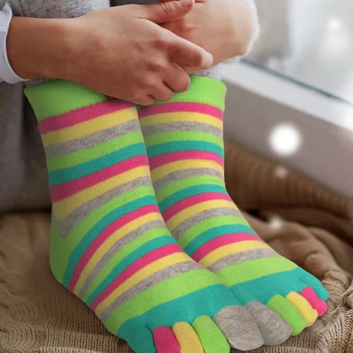 Vista 5 de Xtinmee 12 pares de calcetines de dedo completo arco iris, calcetines de algodón con dedos separados, calcetines de rayas para mujer