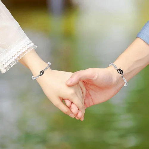 Vista 2 de Pulseras de proyección en 100 idiomas con texto en inglés "I Love You", 2 pulseras a juego con rompecabezas de corazón de amor de 0.118 in