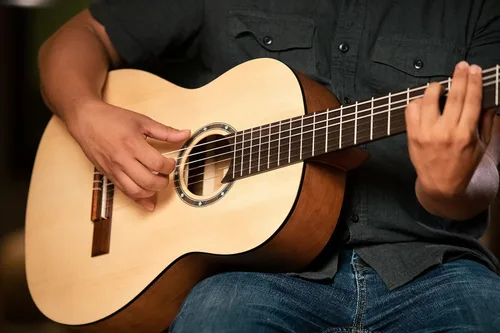 Vista 17 de Ortega Student Series Pro - Guitarra clásica de nailon de 6 cuerdas de tamaño completo, parte superior de abeto Engelmann sólido, satén natural (R55)