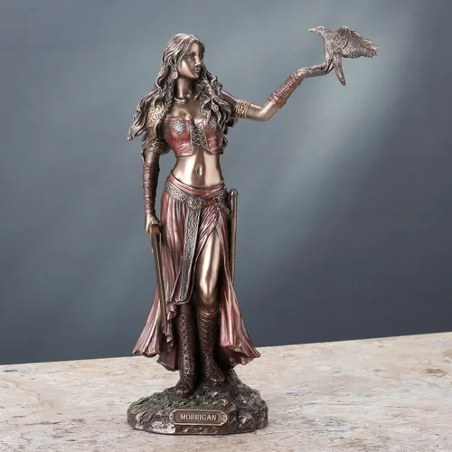 Vista 2 de Veronese Design 10 1/4 pulgadas Diosa celta Morrigan con cuervo y espada Estatua de resina acabado en bronce