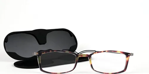 Vista 4 de ThinOptics Frontpage - Gafas de lectura para computadora con bloqueo de luz azul y funda de aluminio Milano, Rectángulo/tortuga