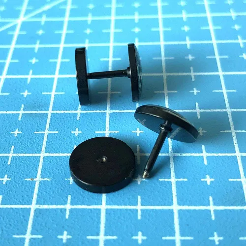 Vista 7 de FLYUN 6 pares de aretes de calavera para hombre, aretes de calibre falso, aretes de tapones falsos para hombres y hombres, aretes negros