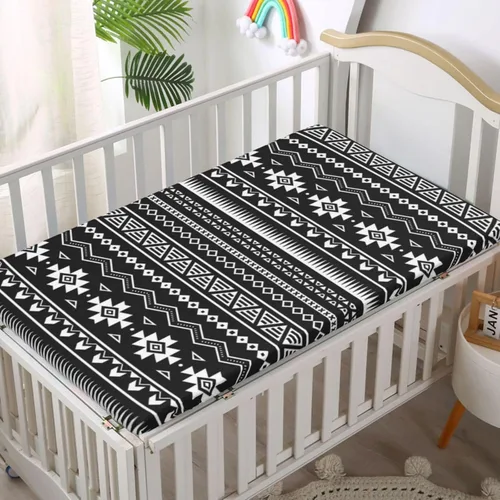 Vista 2 de Sábanas bajeras ajustables para cuna pequeña con temática azteca, sábana portátil para cuna para niño o niña, 24 x 38 pulgadas, color blanco y negro