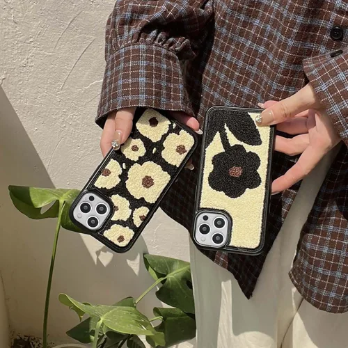 Vista 3 de Funda con diseño de flores retro, bonita funda negra floral para iPhone 13, fabulosa funda de protección femenina peluda para iPhone 13
