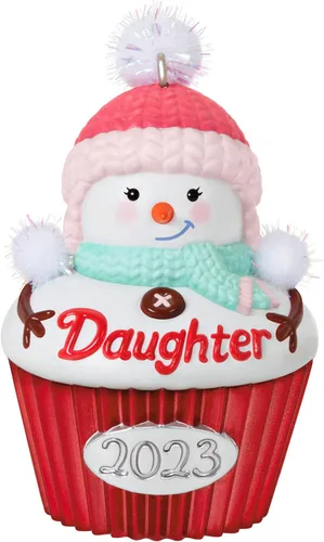 Vista 8 de Hallmark Keepsake Adorno de Navidad 2023, cupcake para papá, regalos familiares