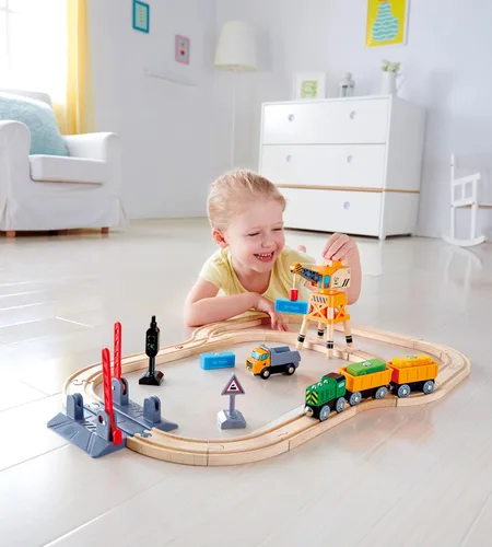 Vista 4 de Hape Juego de cruces y grúas Juego de carga ferroviaria de madera de 32 piezas para niños, multicolor