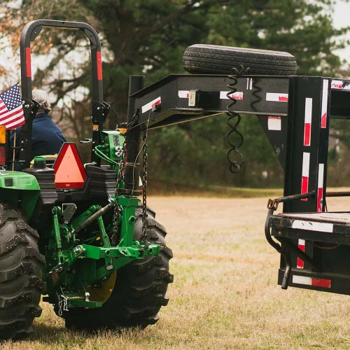 Vista 2 de Titan Attachments Enganche de remolque de tractor de cuello de cisne de 3 puntos, lanza de pacas de heno de 43 pulgadas y estabilizadores, se adapta
