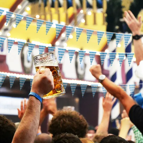 Vista 3 de Bandera de banderín de Oktoberfest de 150 pies – 5 paquetes de doble cara Oktoberfest bávara fiesta bávara banderas decorativas a cuadros azules