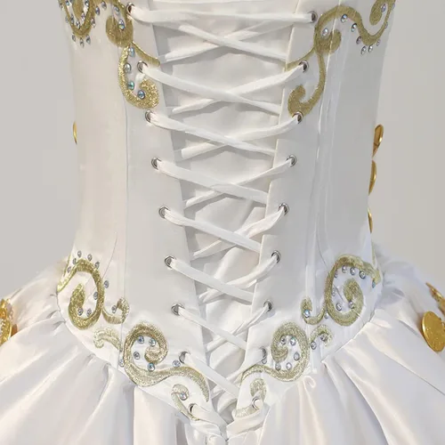Vista 5 de Vestido de quinceañera XV con bordado de espirales brillantes con escalones, color marfil y dorado