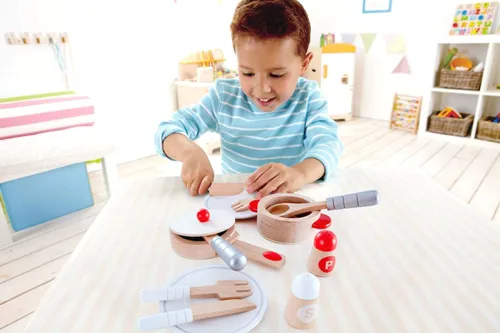 Vista 3 de Hape Cook & Serve Set Juego de cocina de madera de 13 piezas con accesorios