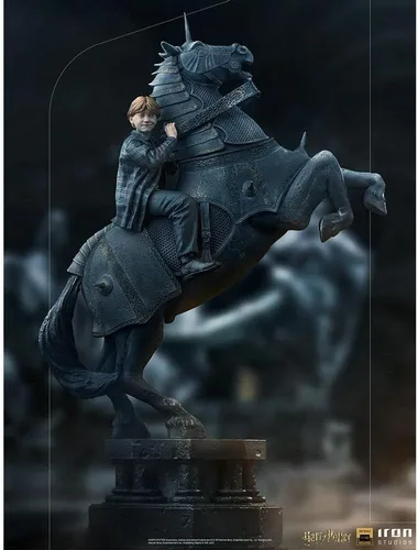 Vista 4 de Iron Studios - Harry Potter - Escala de Arte Deluxe 1/10 - Ron Weasley en la estatua de ajedrez del mago