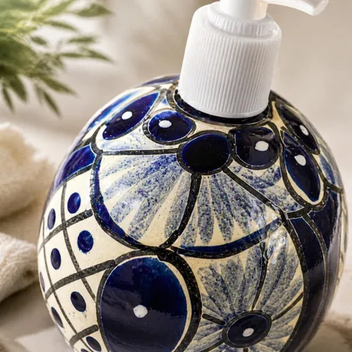 Vista 9 de Talavera - Dispensador de jabón y loción de cerámica – Talavera azul y blanco – para encimeras de cocina o baño – Cerámica mexicana pintada a mano