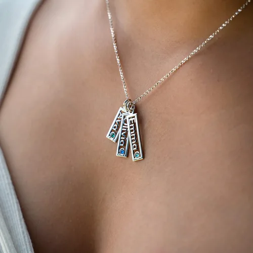 Vista 3 de Collar de plata de ley con nombre abierto triple rectangular personalizado con ajuste de piedra natal. Personaliza un dije con nombre. Cadena