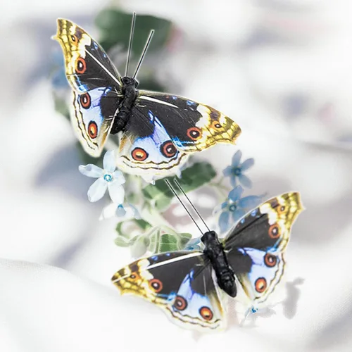 Vista 9 de Juego de 12 decoraciones de mariposa de plumas y mariposas multicolores, mariposas papilio machaon en alambre. Decoración del hogar de primavera