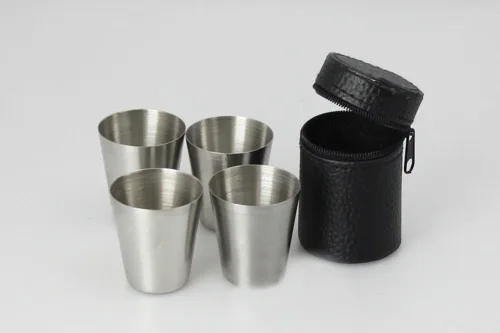 Vista 3 de Yueton® Juego de 4 vasos de chupito de acero inoxidable con estuche de transporte de cuero negro (1.0 fl oz)